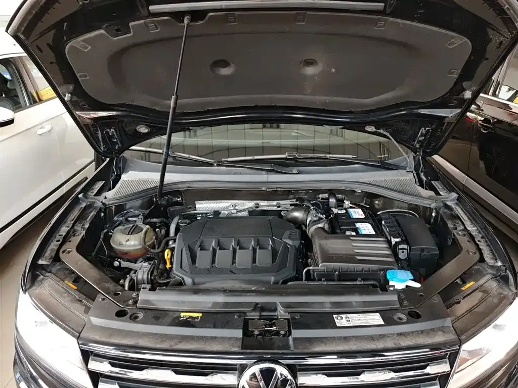 Volkswagen Tiguan L — фото 10