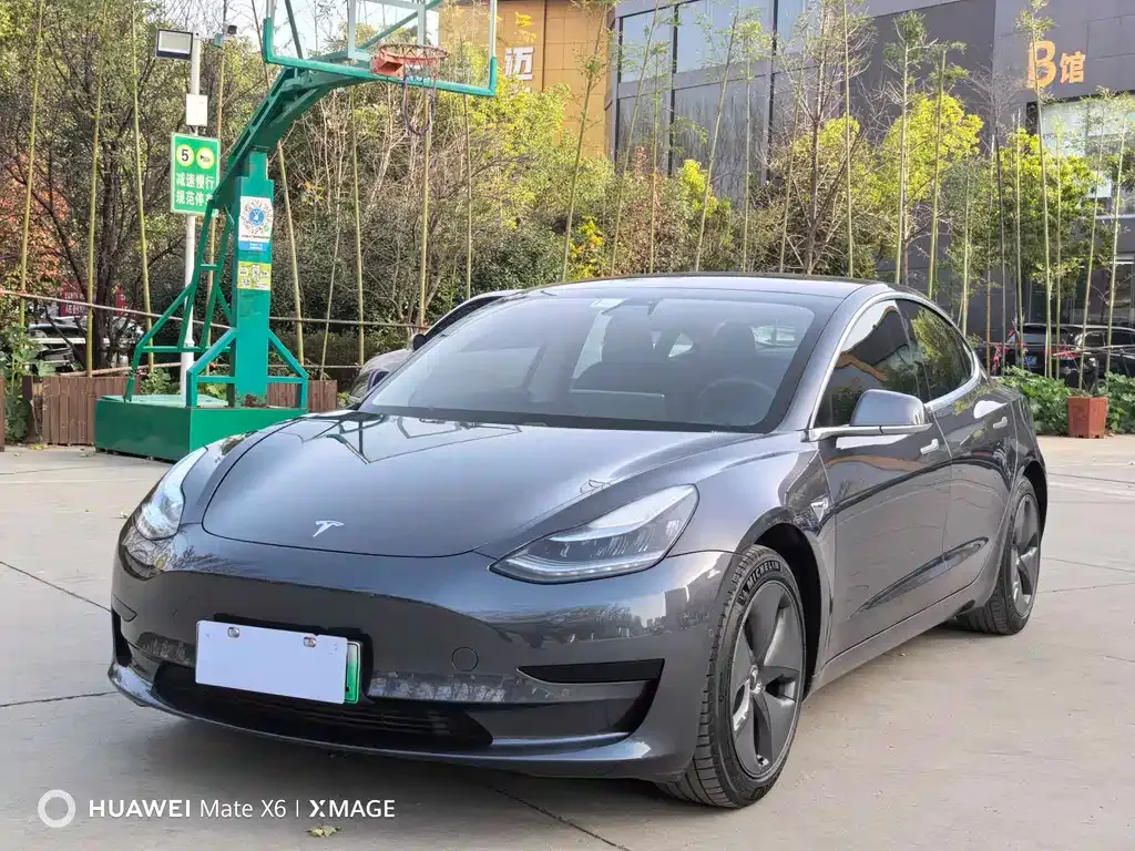 Tesla Model 3 — фото 1