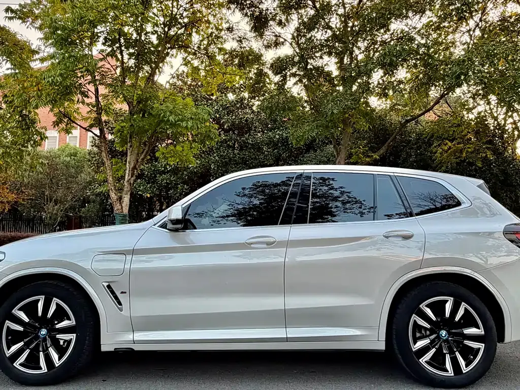 BMW iX3 — фото 3