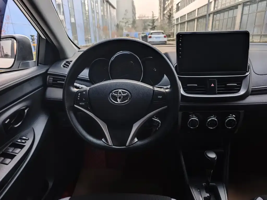 Toyota Yaris L — фото 8