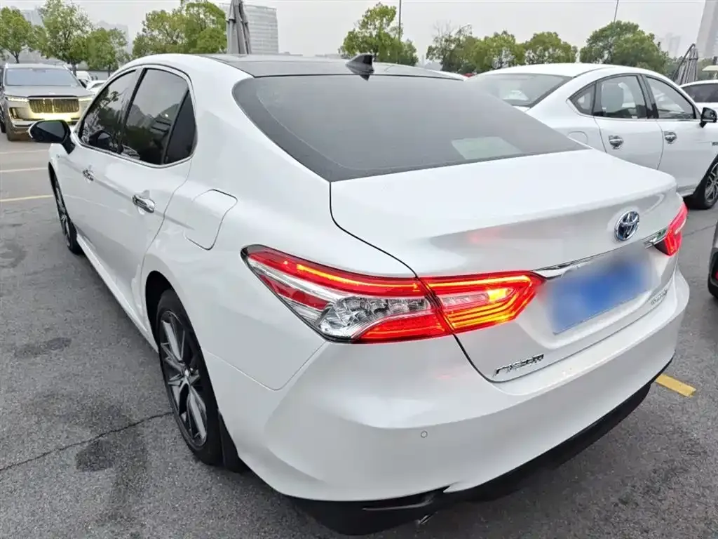 Toyota Camry — фото 5