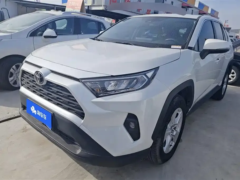 Toyota RAV4 — фото 1