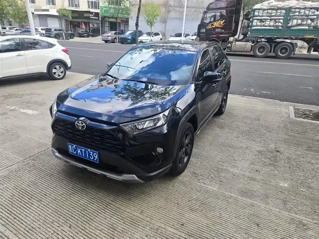Toyota RAV4 2023 из CN, фото 1
