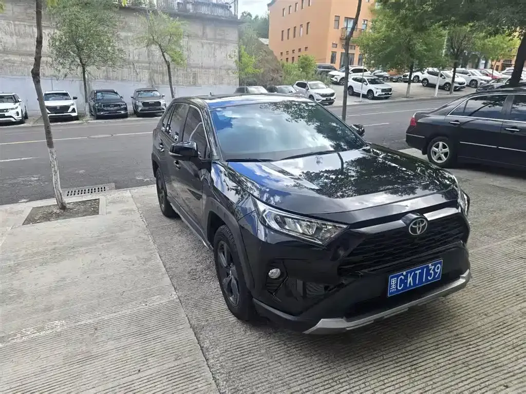 Toyota RAV4 2023 из CN, фото 2