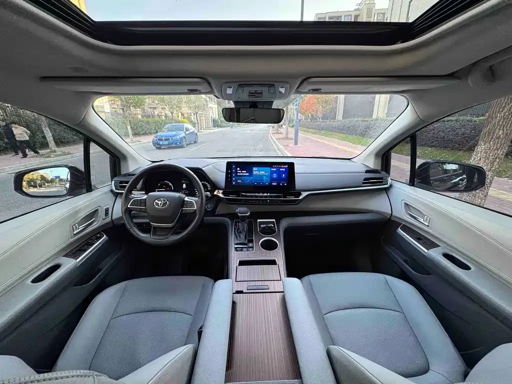 Toyota Granvia 2023 из CN, фото 10