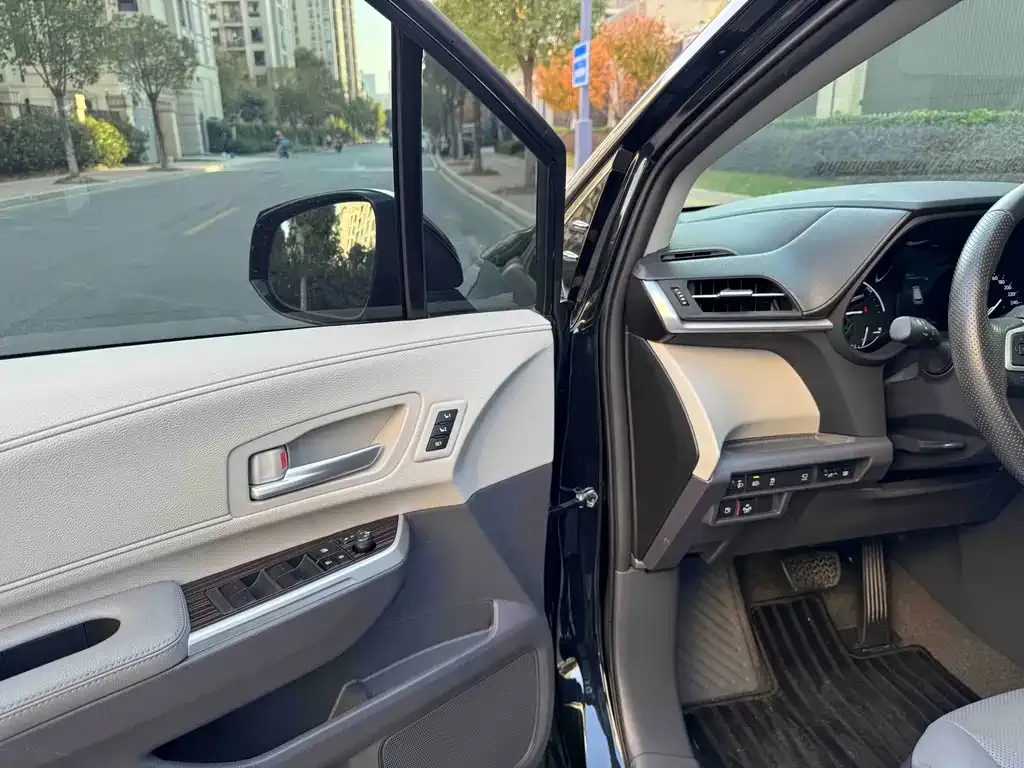 Toyota Granvia 2023 из CN, фото 4