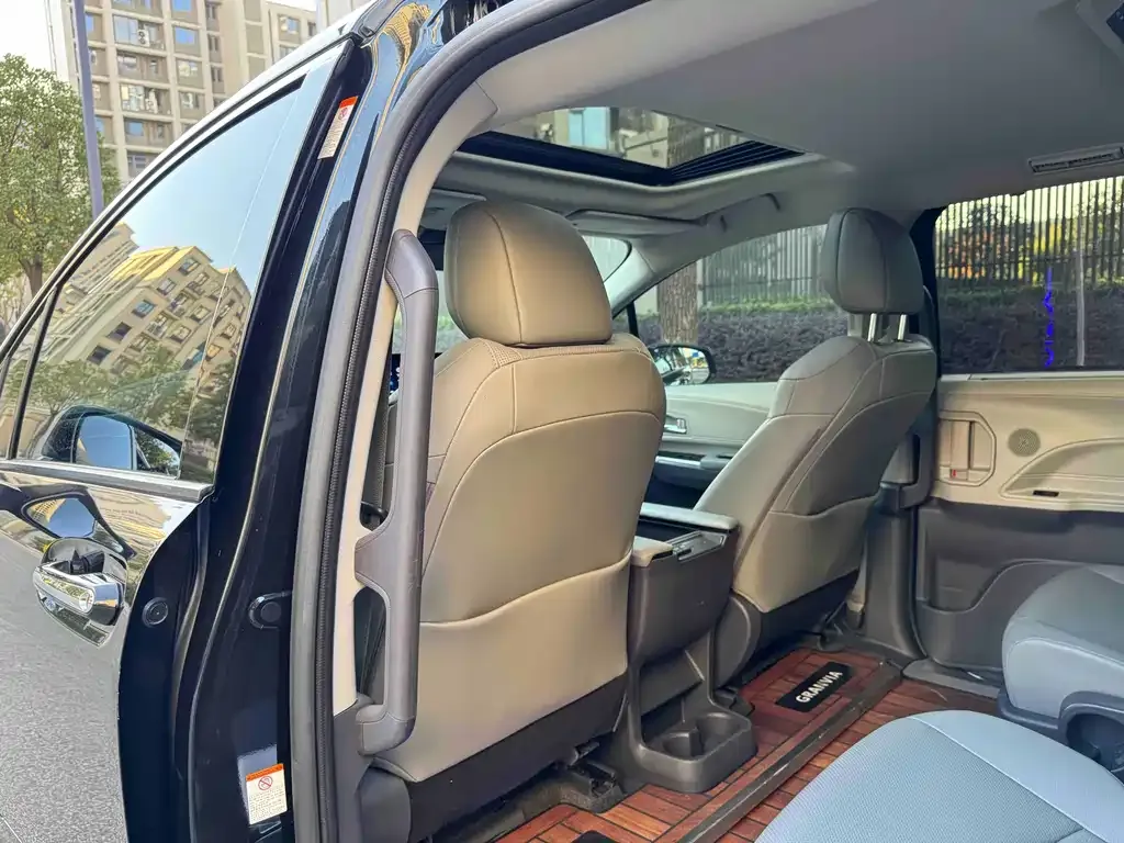 Toyota Granvia 2023 из CN, фото 5