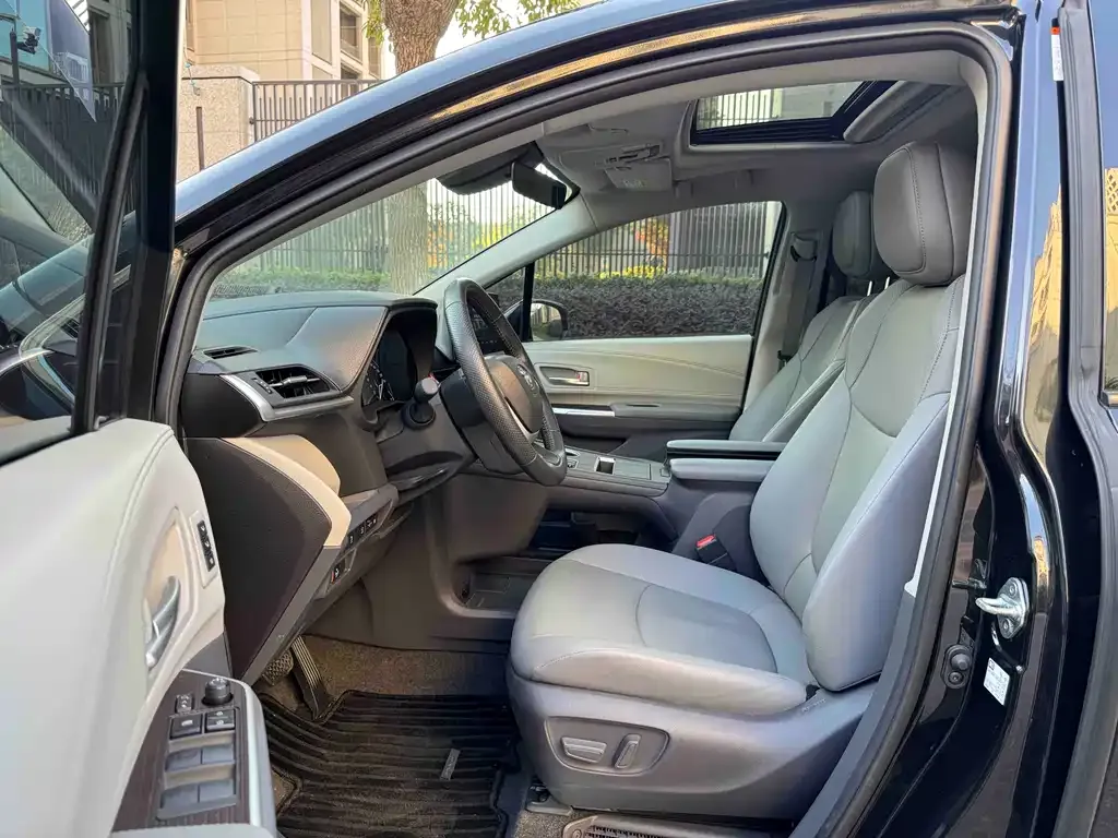Toyota Granvia 2023 из CN, фото 9