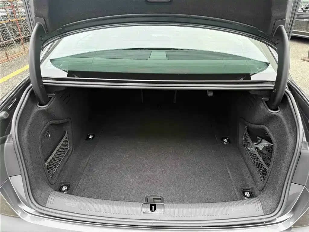 Audi A4L 2024 из CN, фото 8
