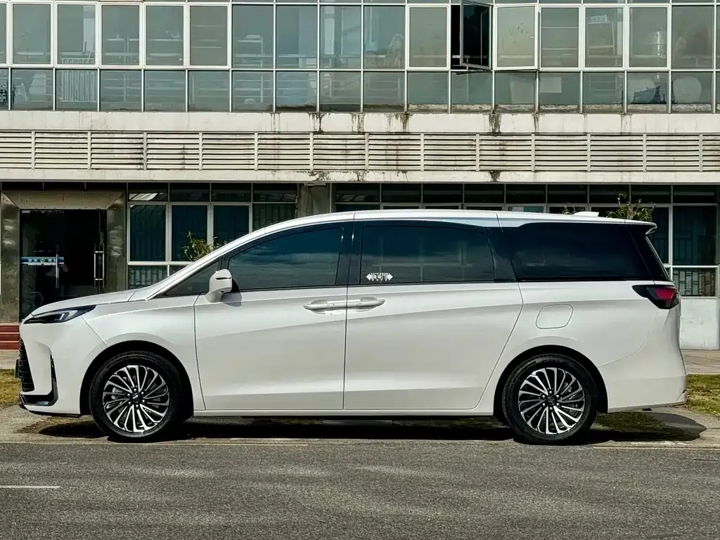 Buick GL8 Hybrid — фото 4
