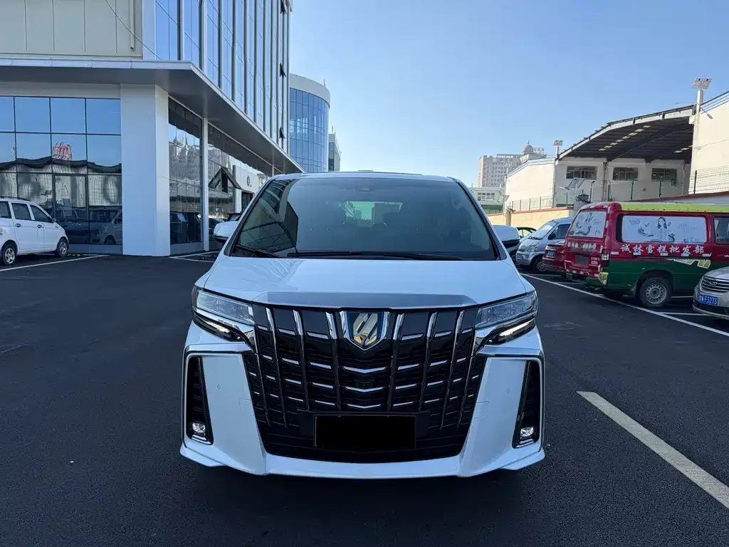 Toyota Alphard — фото 1