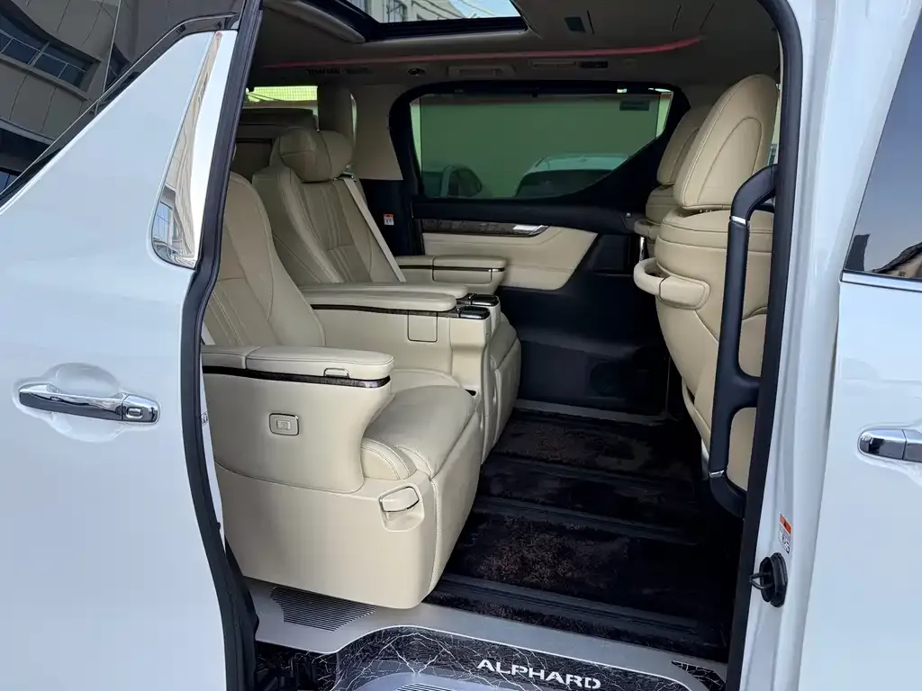 Toyota Alphard — фото 10