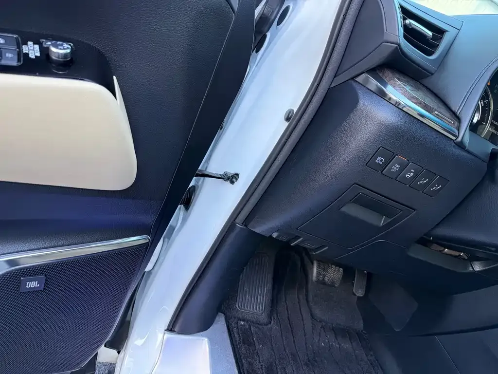 Toyota Alphard — фото 4