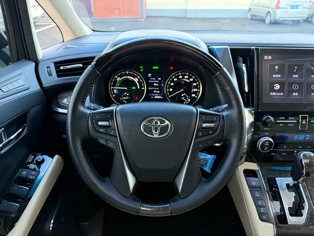 Toyota Alphard — фото 9