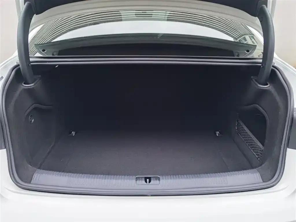 Audi A4L 2021 из CN, фото 9