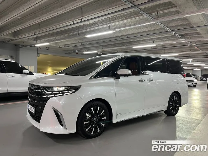 Toyota Alphard — фото 1