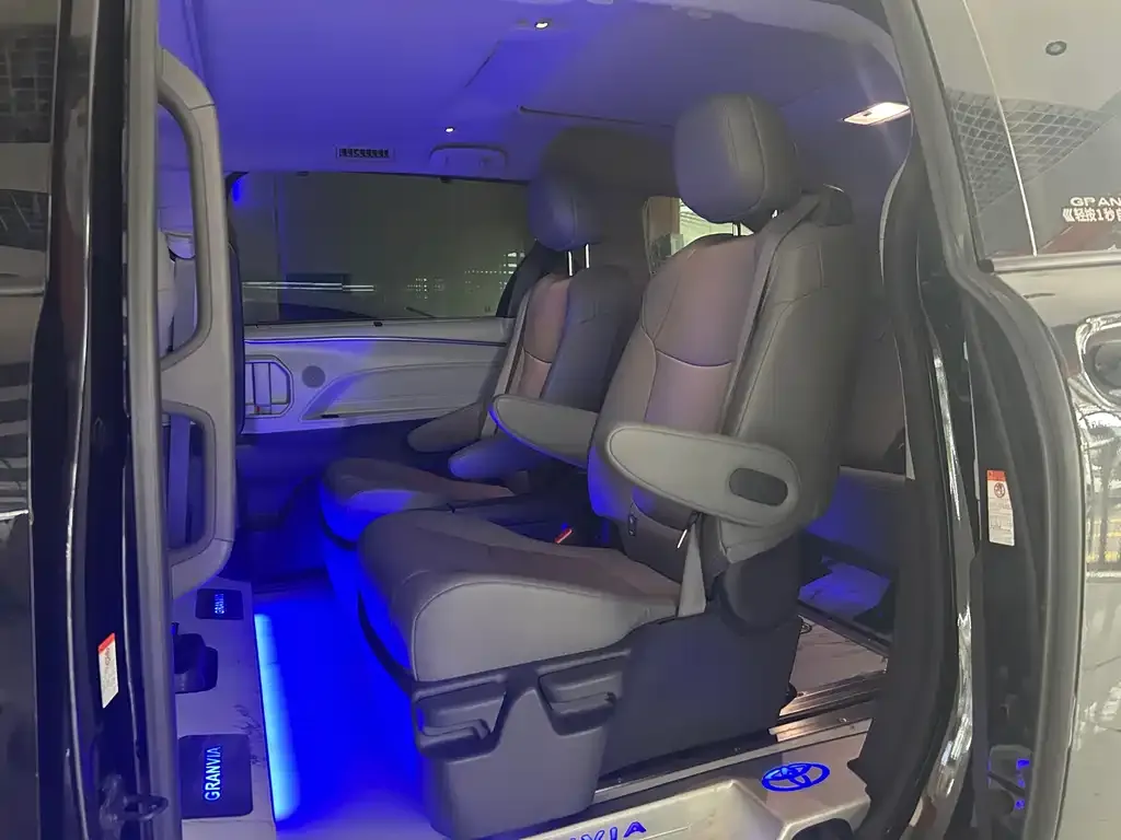 Toyota Granvia 2023 из CN, фото 7