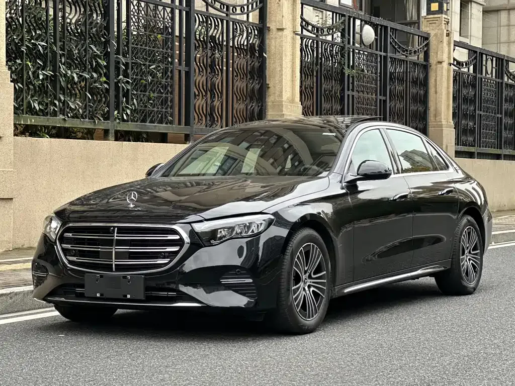 Mercedes-Benz E-Class — фото 1
