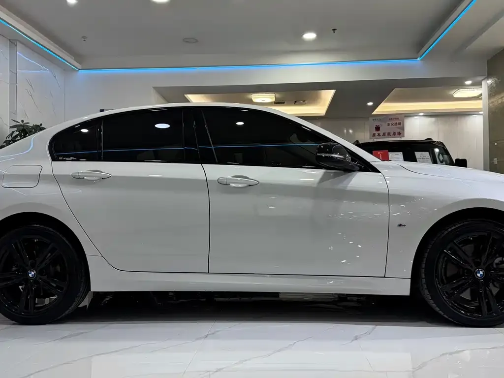 BMW 1 Series 2023 из CN, фото 3