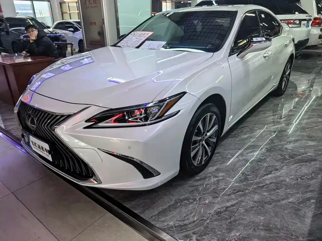 Lexus ES — фото 1