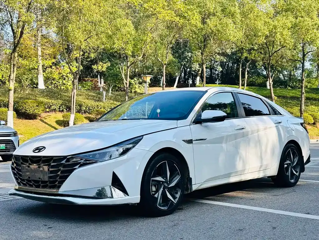 Hyundai Elantra — фото 1