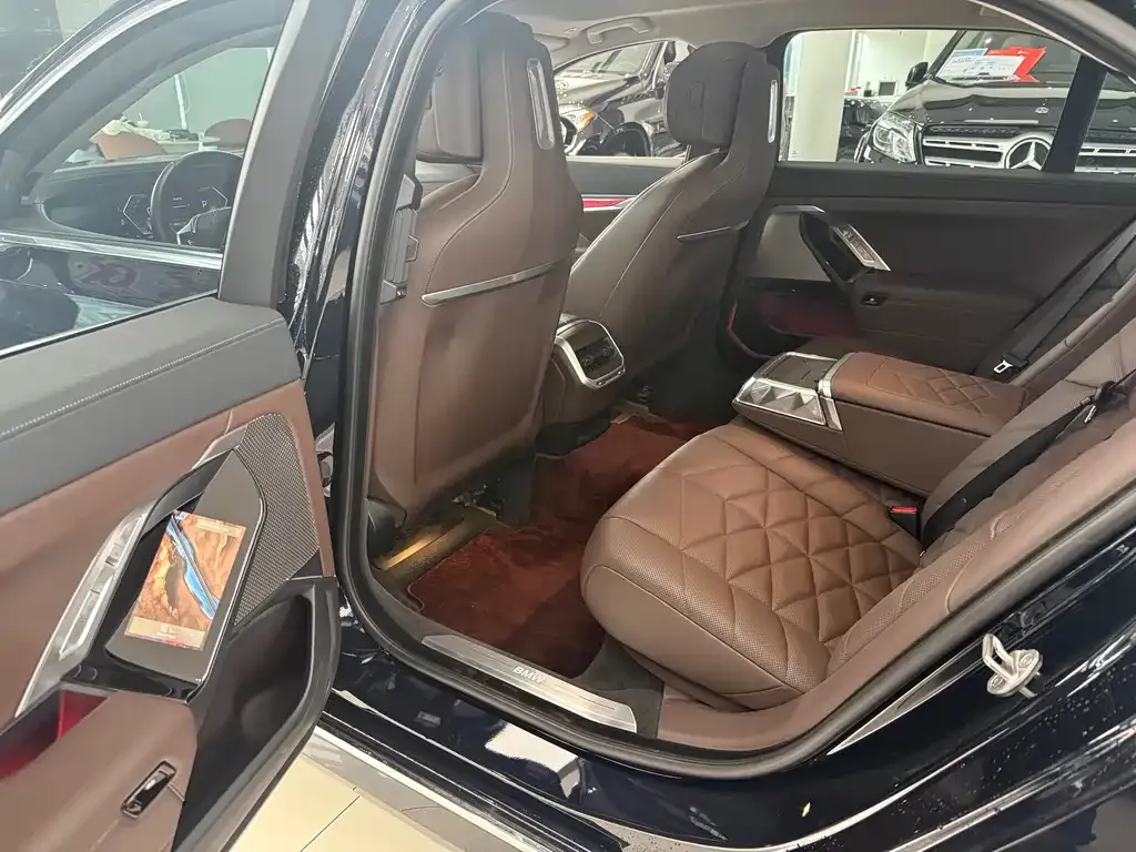 BMW 7 Series 2023 из CN, фото 9