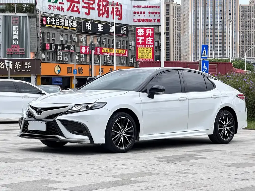 Toyota Camry — фото 1