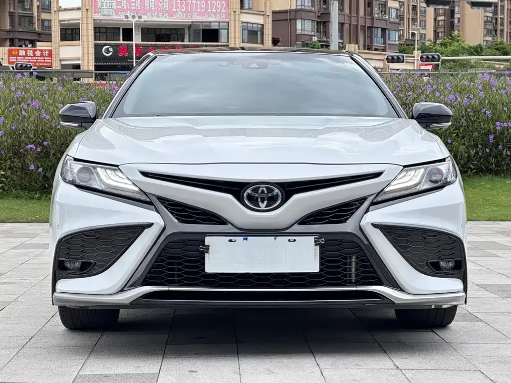 Toyota Camry — фото 2