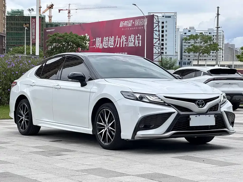 Toyota Camry — фото 3
