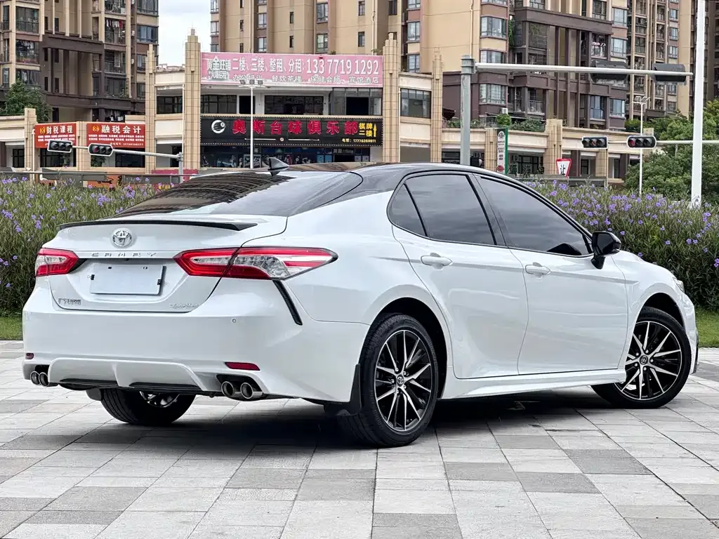 Toyota Camry — фото 4