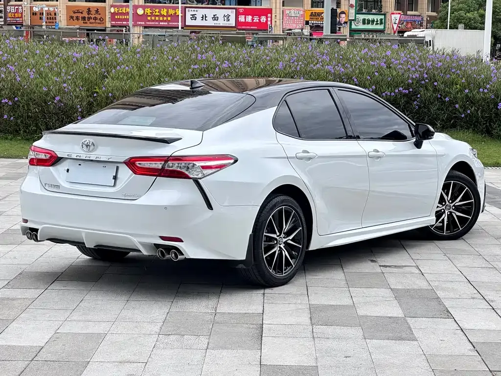 Toyota Camry — фото 5