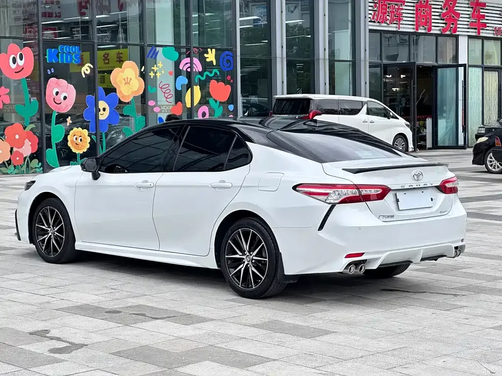 Toyota Camry — фото 7