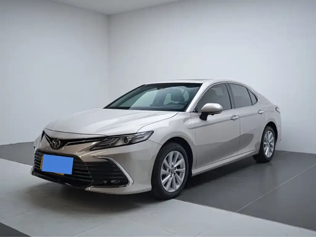 Toyota Camry — фото 1