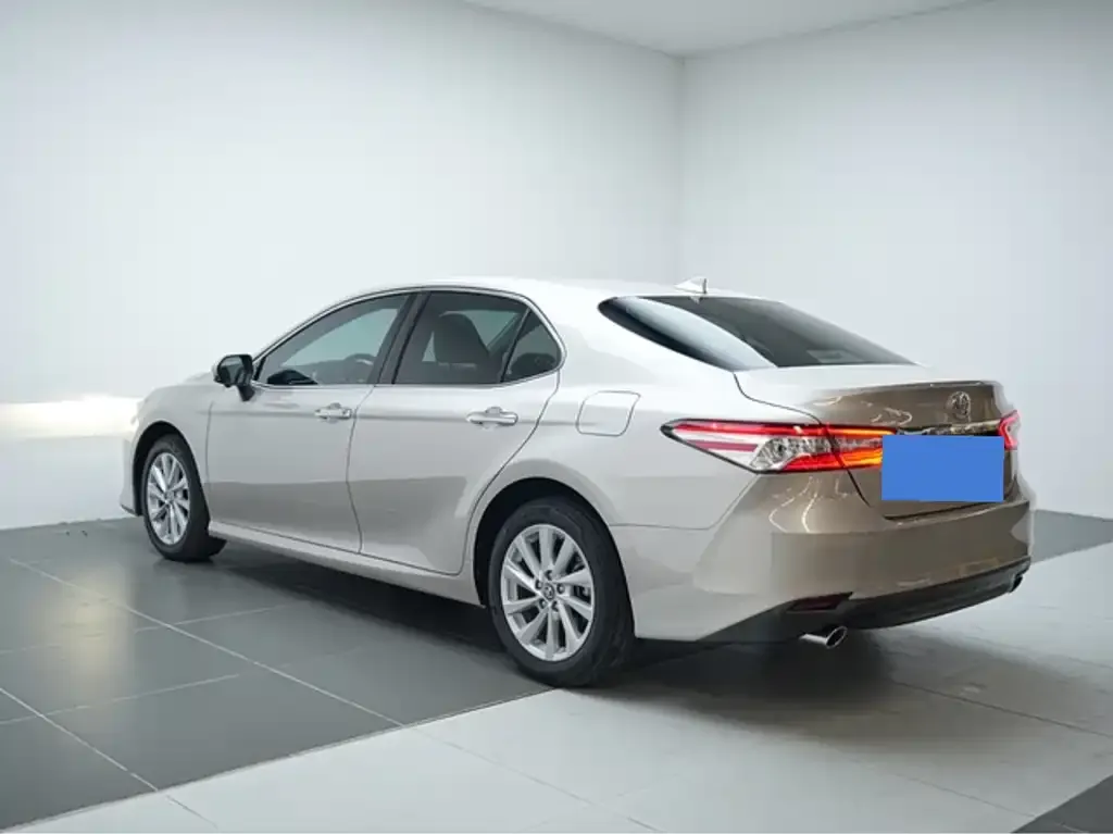 Toyota Camry — фото 5