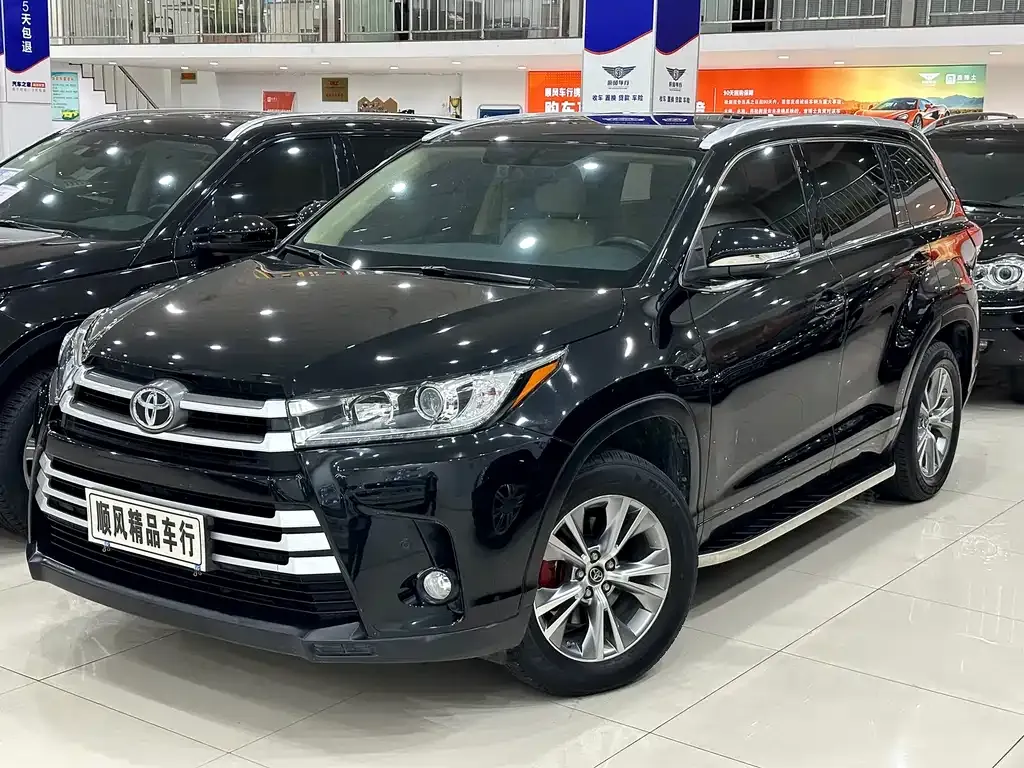 Toyota Highlander — фото 1