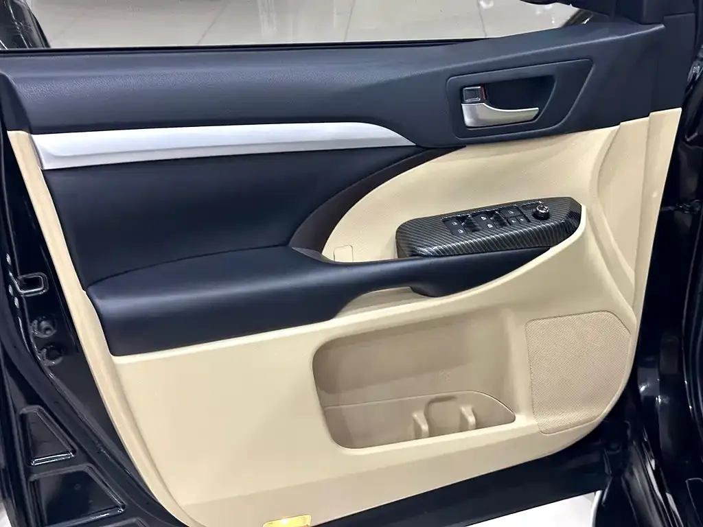 Toyota Highlander — фото 10
