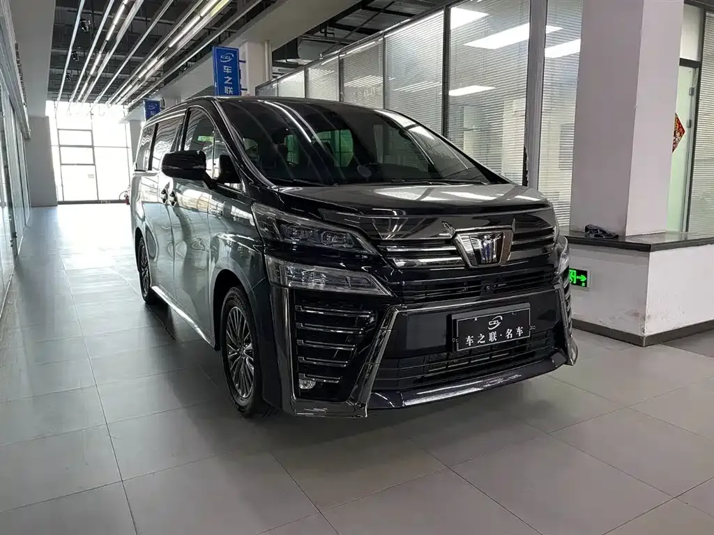 Toyota Vellfire — фото 1