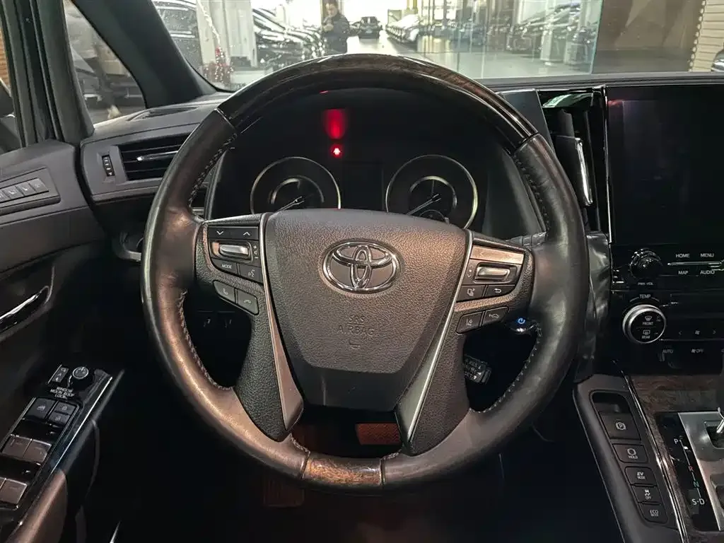 Toyota Vellfire — фото 10