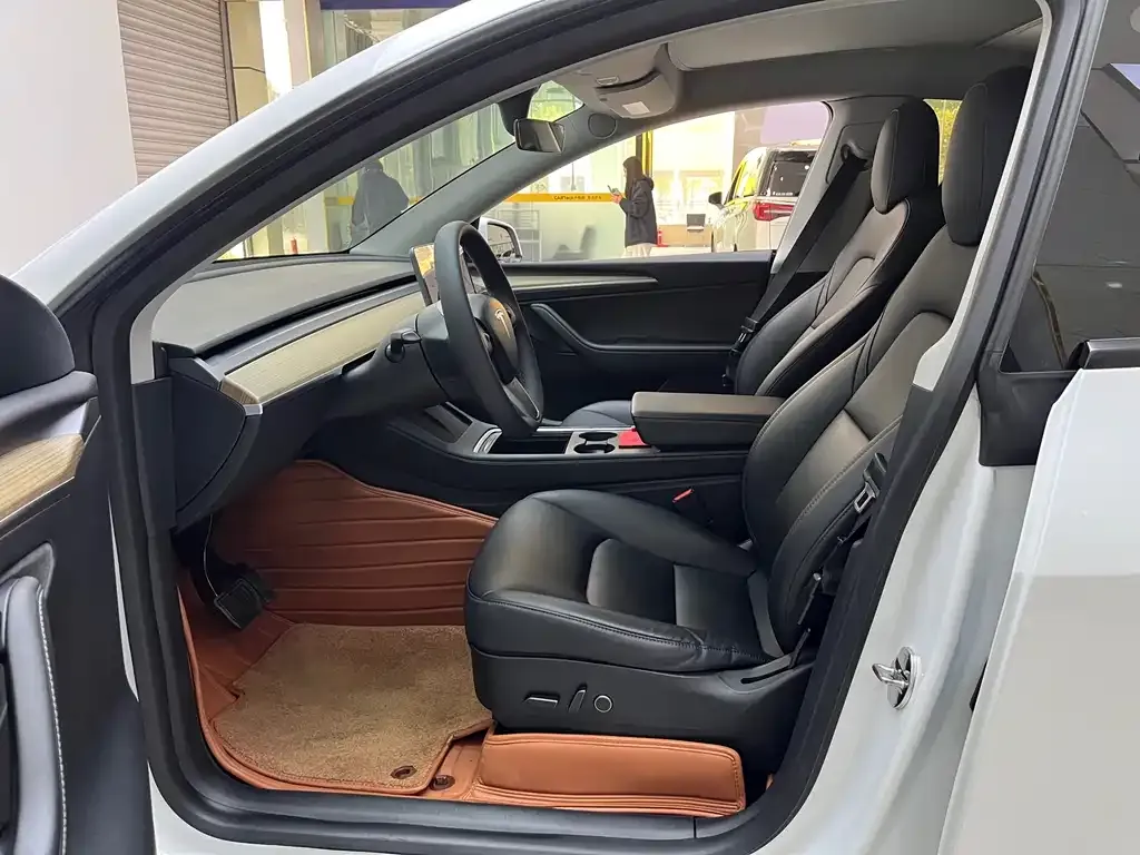 Tesla Model Y — фото 10