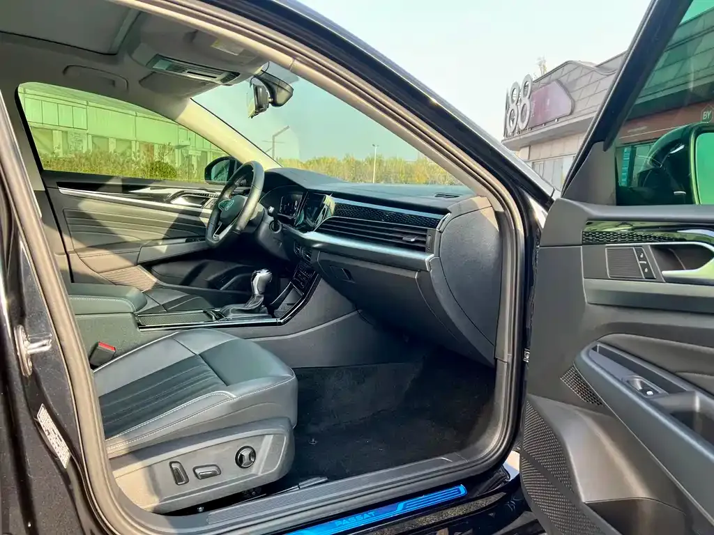 Volkswagen Passat 2023 из CN, фото 10
