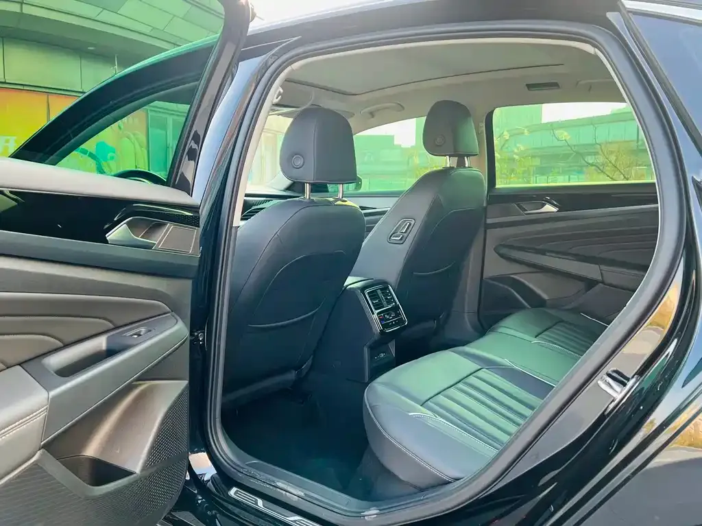 Volkswagen Passat 2023 из CN, фото 7