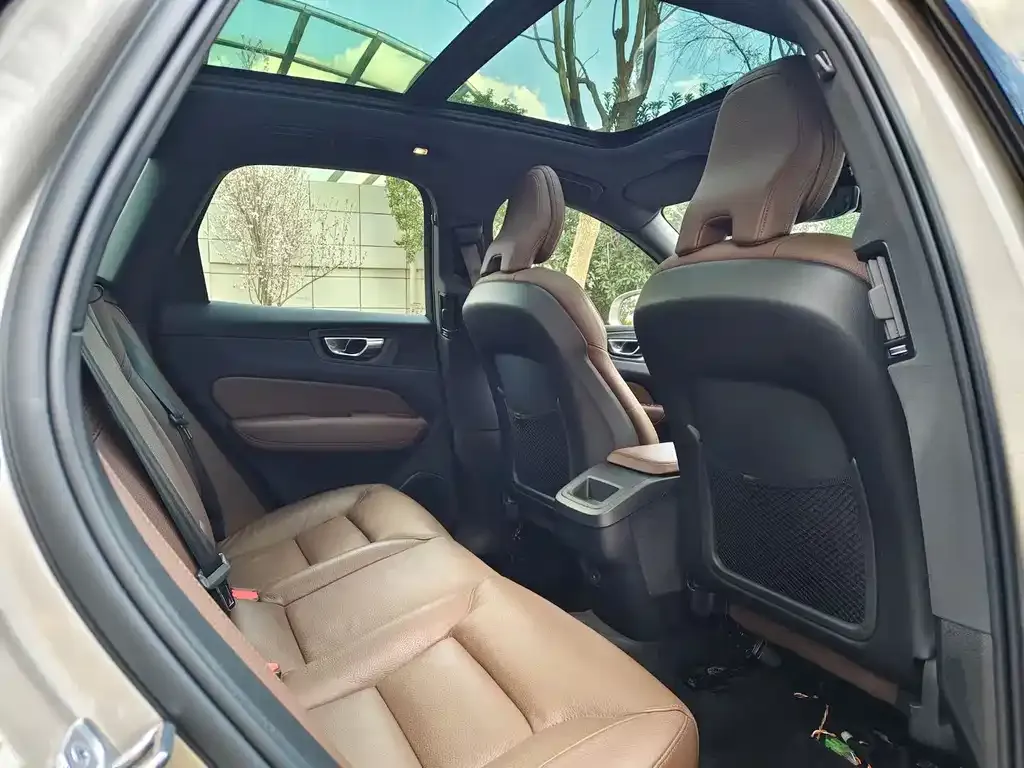 Volvo XC60 2023 из CN, фото 7