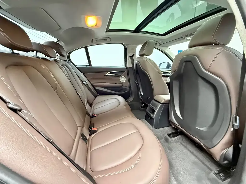 BMW 1 Series 2021 из CN, фото 9