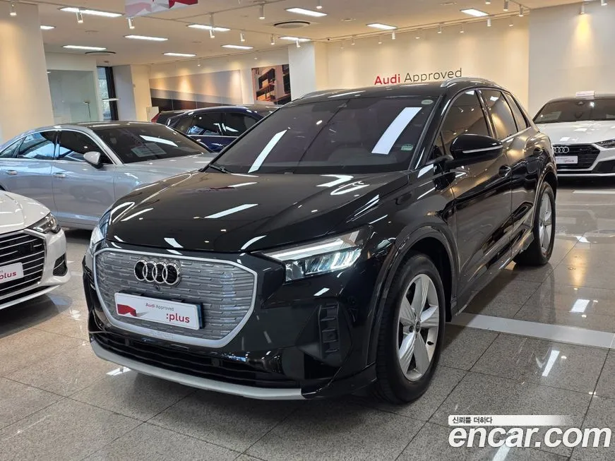 Audi Q4 e-tron — фото 1