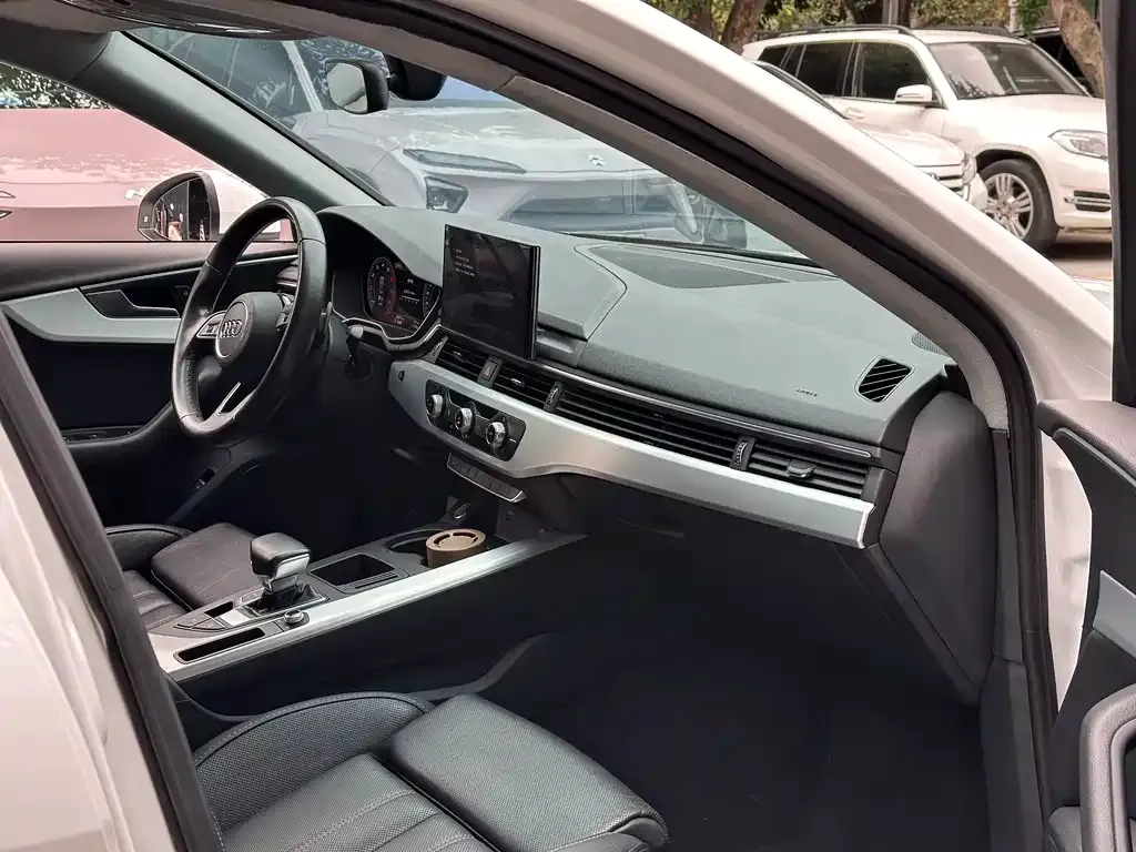 Audi A4L 2022 из CN, фото 10