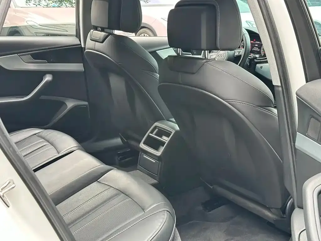 Audi A4L 2022 из CN, фото 8