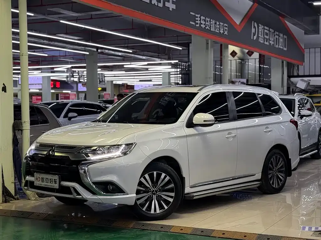 Mitsubishi Outlander 2021 из CN, фото 1