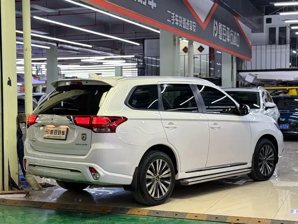 Mitsubishi Outlander 2021 из CN, фото 2