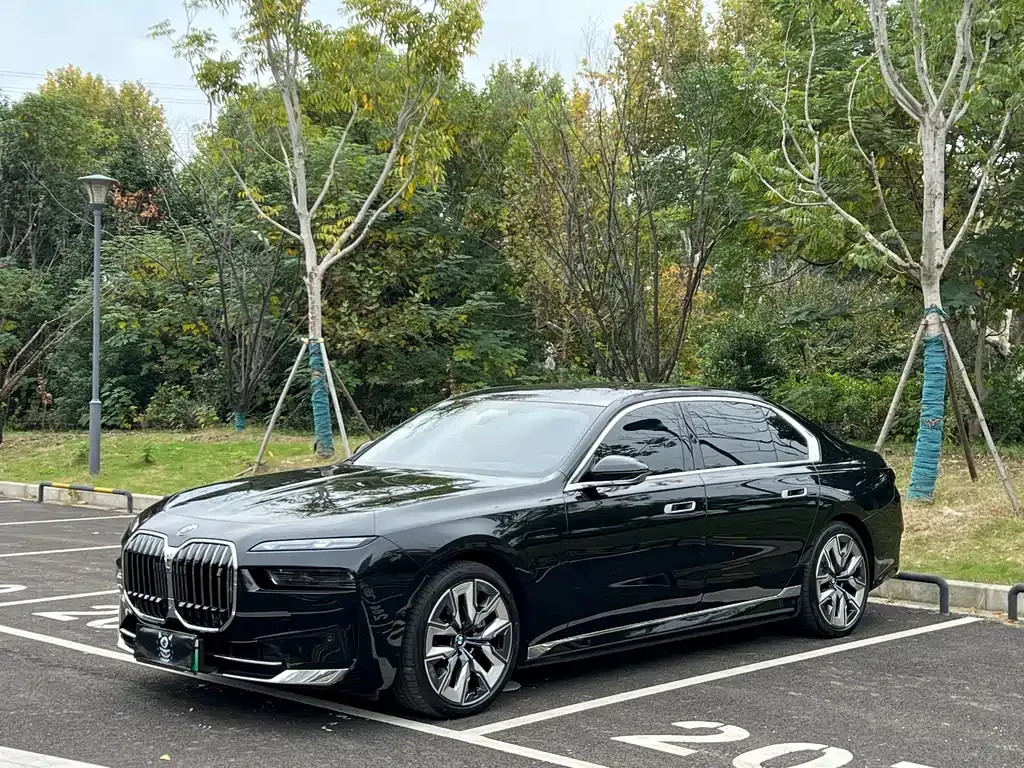 BMW i7 — фото 1