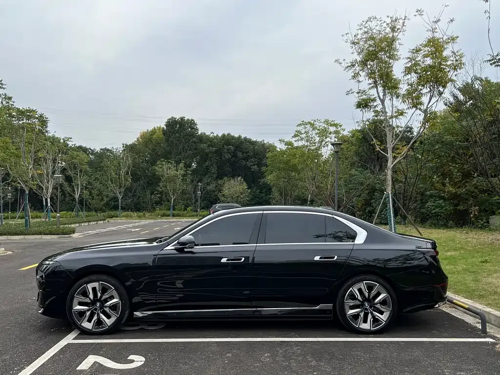 BMW i7 — фото 4
